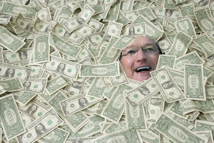 Tim-Cook-Money-Pile.jpg